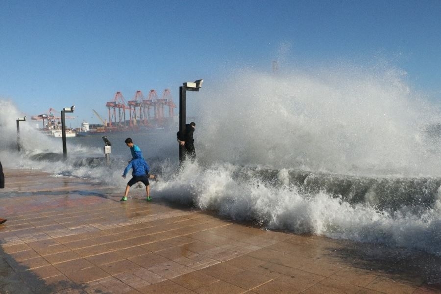 Mersin’de Dev Dalgalar Korkuttu 6