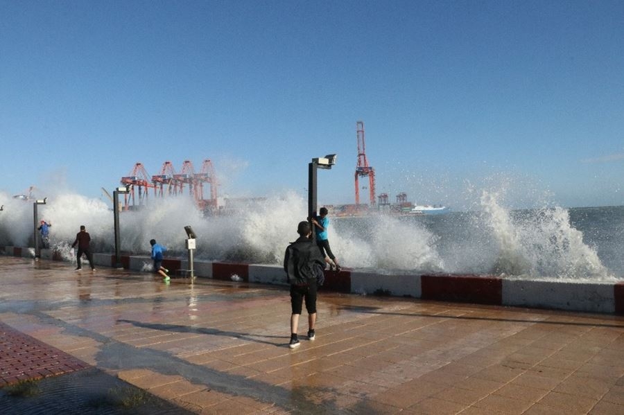 Mersin’de Dev Dalgalar Korkuttu 7