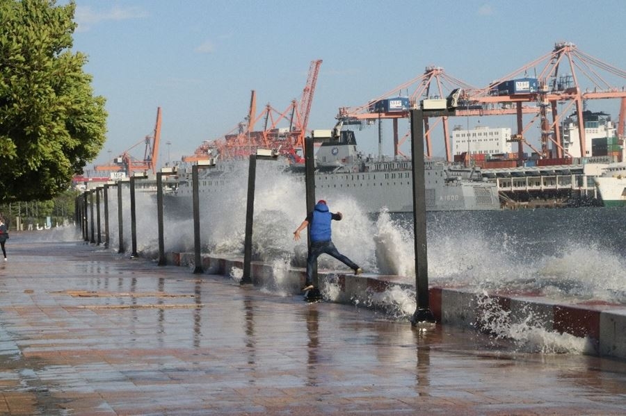 Mersin’de Dev Dalgalar Korkuttu 8