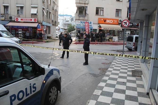 Antalya'da silahlı ve sopalı kavga: 2 yaralı 6