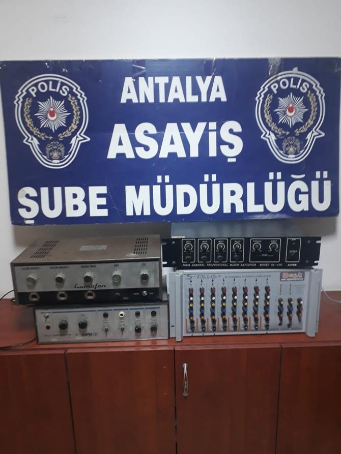 Antalya’da 4 ayrı cami hırsızlığı yapan şahsı güvenlik kamerası ele verd 2