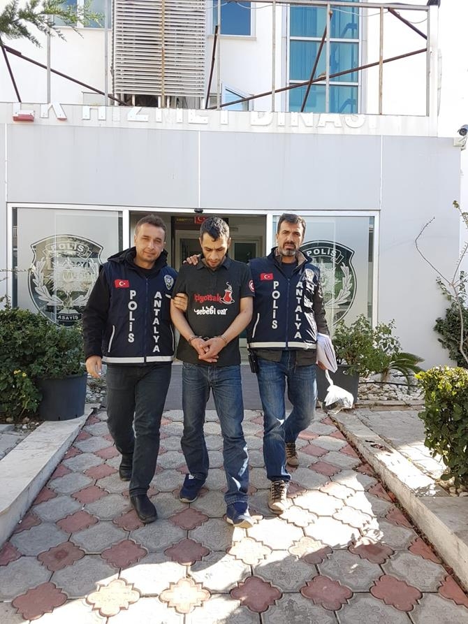 Antalya’da 4 ayrı cami hırsızlığı yapan şahsı güvenlik kamerası ele verd 3