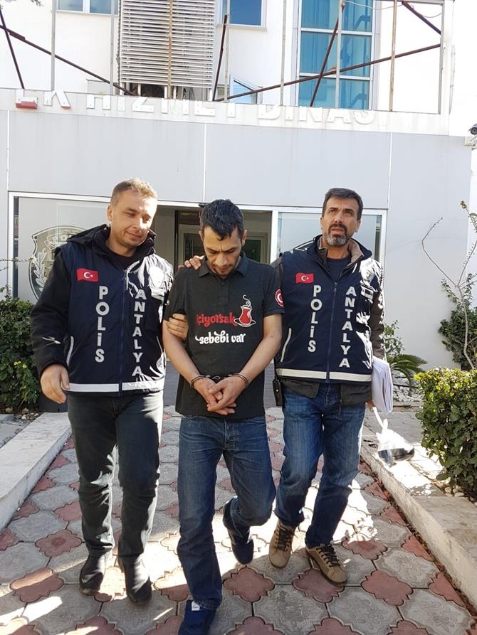 Antalya’da 4 ayrı cami hırsızlığı yapan şahsı güvenlik kamerası ele verd 4