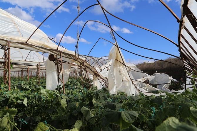 Antalya'da Hortum Seraları Vurdu 1