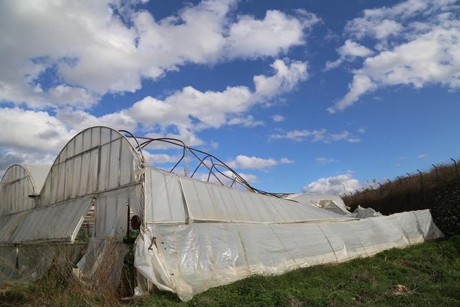 Antalya'da Hortum Seraları Vurdu 3