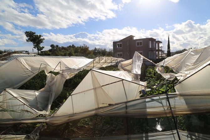Antalya'da Hortum Seraları Vurdu 5