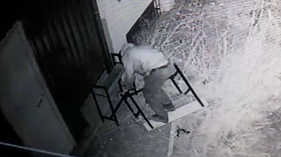 Konya'da Okul Sıralarının Tahtalarını Kırıp Demirlerini Çaldı 2