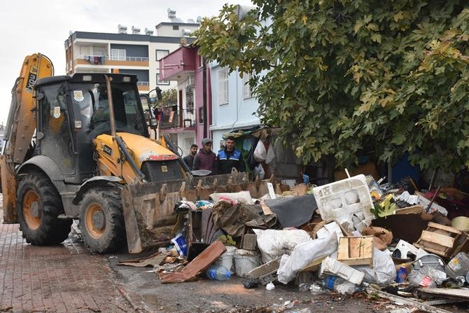 Mersin Çöp Evden 22 Kamyon Dolusu Çöp Çıktı 1