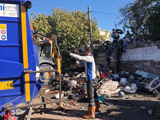 Mersin Çöp Evden 22 Kamyon Dolusu Çöp Çıktı 2