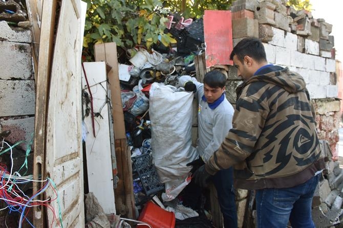 Mersin Çöp Evden 22 Kamyon Dolusu Çöp Çıktı 3