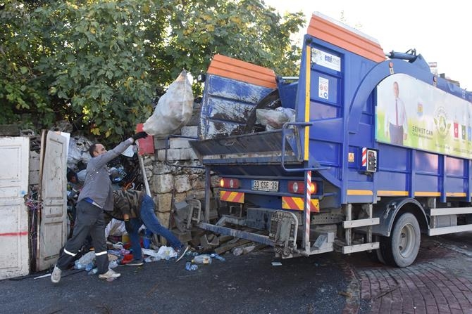 Mersin Çöp Evden 22 Kamyon Dolusu Çöp Çıktı 4