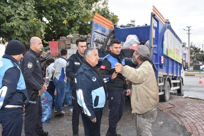Mersin Çöp Evden 22 Kamyon Dolusu Çöp Çıktı 5