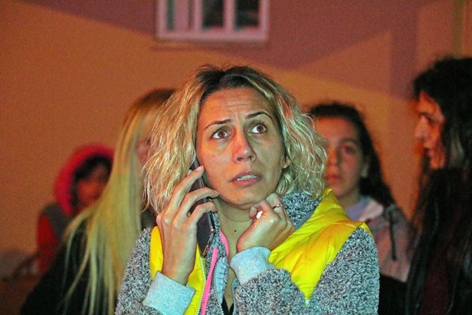 Ziyarete Gittigi Kardeşinin Evinin Çatısını Alev Aldı 5