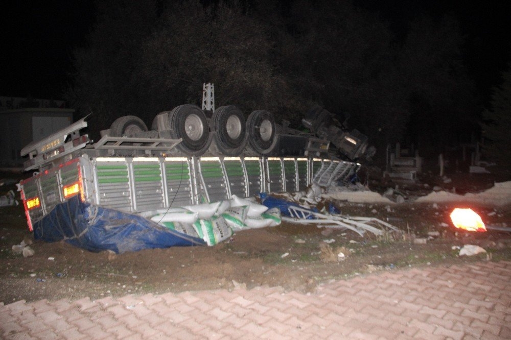Konya'da Takla Atan Tır Mezarlığa Girdi 1