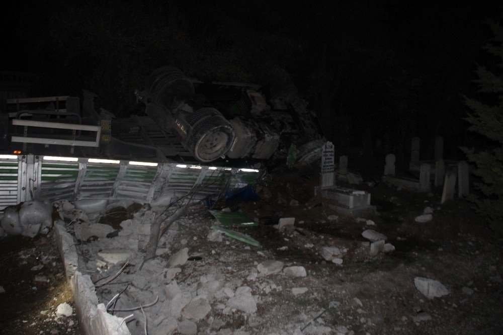 Konya'da Takla Atan Tır Mezarlığa Girdi 2