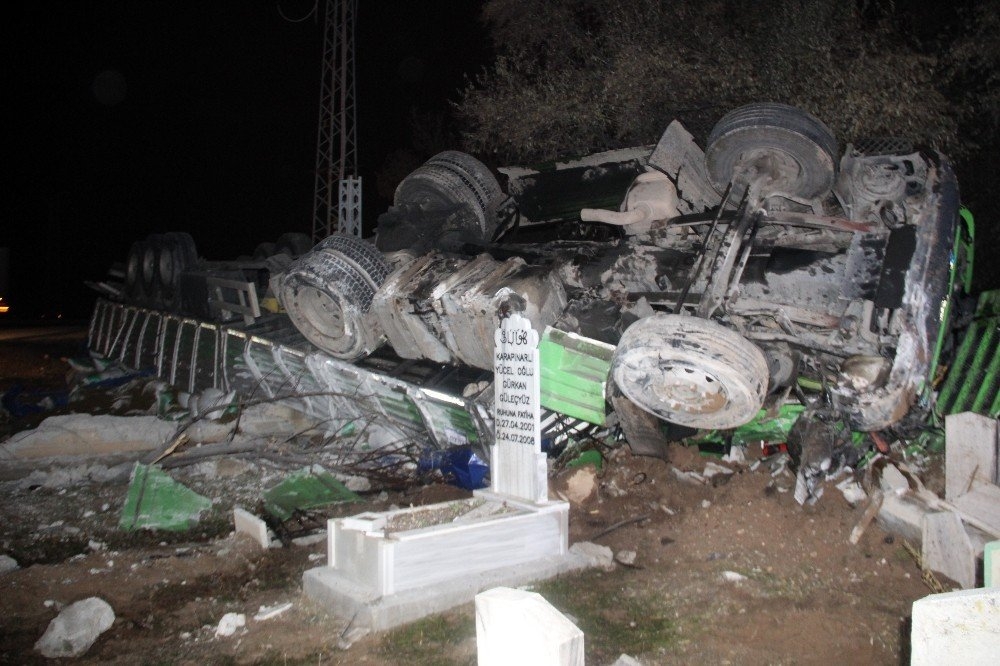 Konya'da Takla Atan Tır Mezarlığa Girdi 3