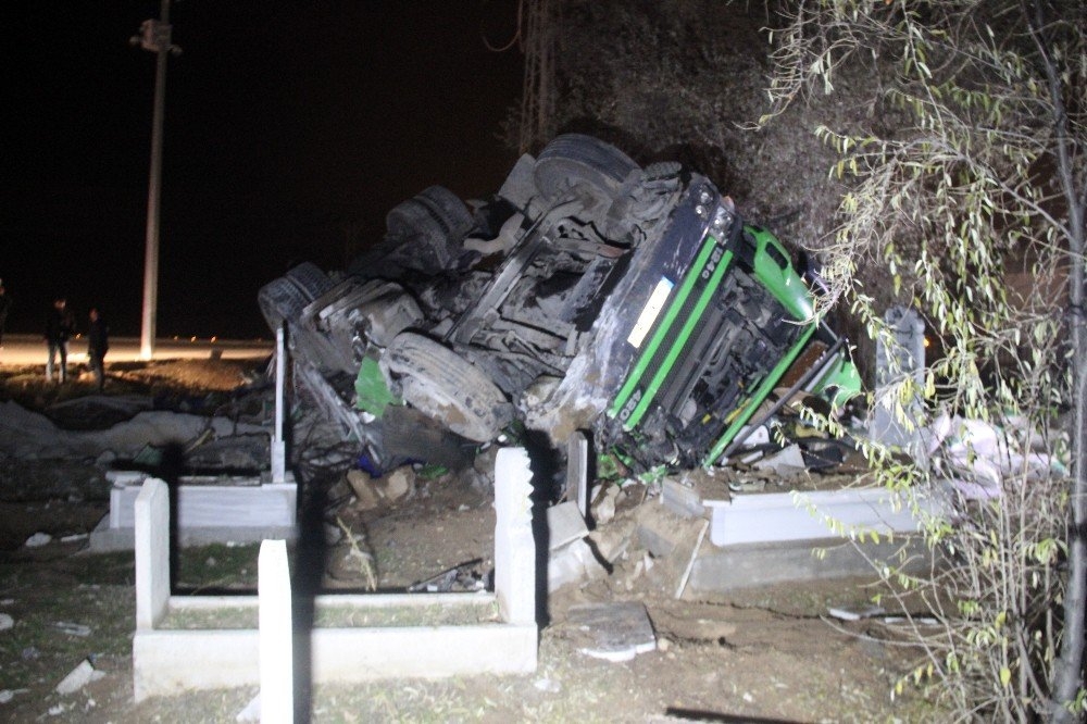 Konya'da Takla Atan Tır Mezarlığa Girdi 4