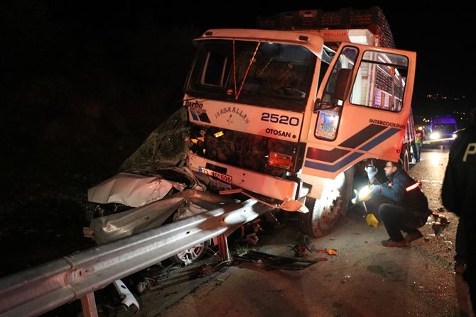 Adana-Mersin Yolunda Yardım İçin Duran Polis Aracına Kamyon Çarptı 1