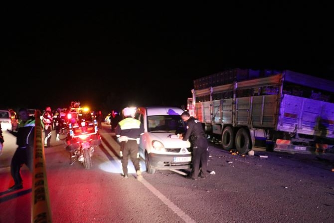 Adana-Mersin Yolunda Yardım İçin Duran Polis Aracına Kamyon Çarptı 2