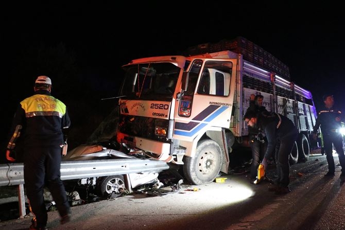 Adana-Mersin Yolunda Yardım İçin Duran Polis Aracına Kamyon Çarptı 3