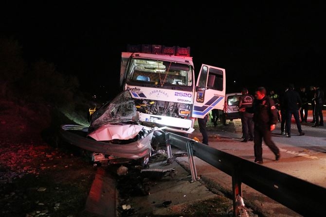 Adana-Mersin Yolunda Yardım İçin Duran Polis Aracına Kamyon Çarptı 4