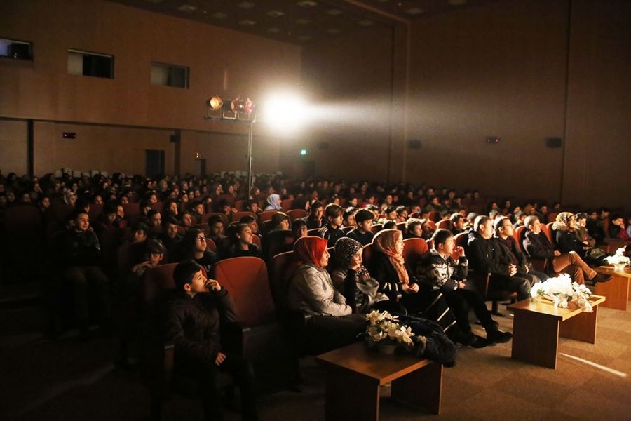 Karaman'da 'Pembe Aslında Siyahtır' Tiyatro Oyunu Sahnelendi 1