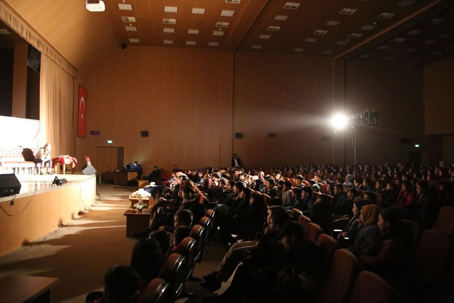 Karaman'da 'Pembe Aslında Siyahtır' Tiyatro Oyunu Sahnelendi 3