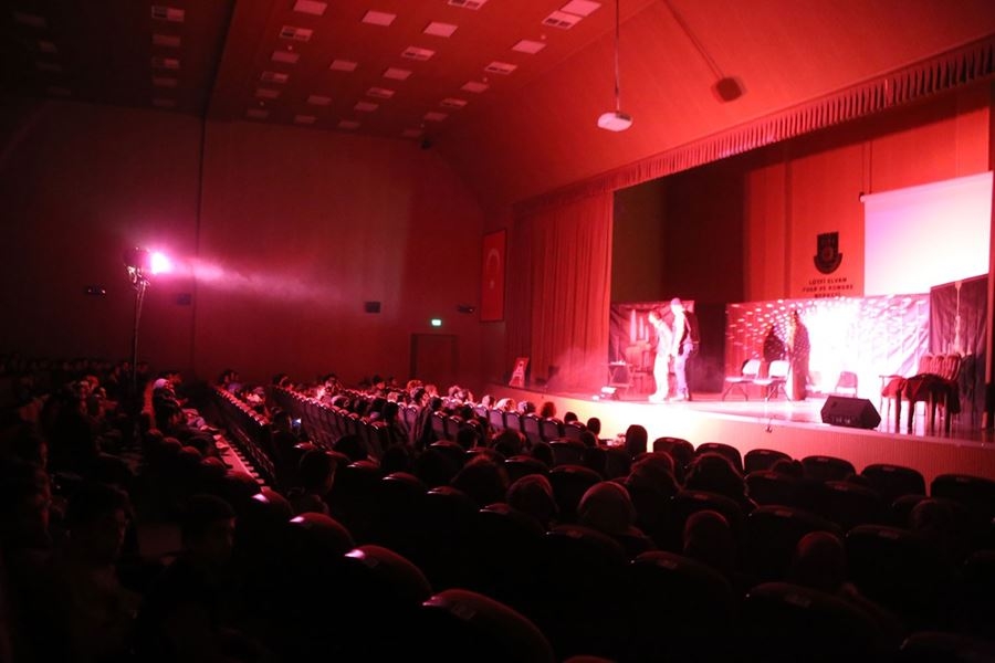 Karaman'da 'Pembe Aslında Siyahtır' Tiyatro Oyunu Sahnelendi 5