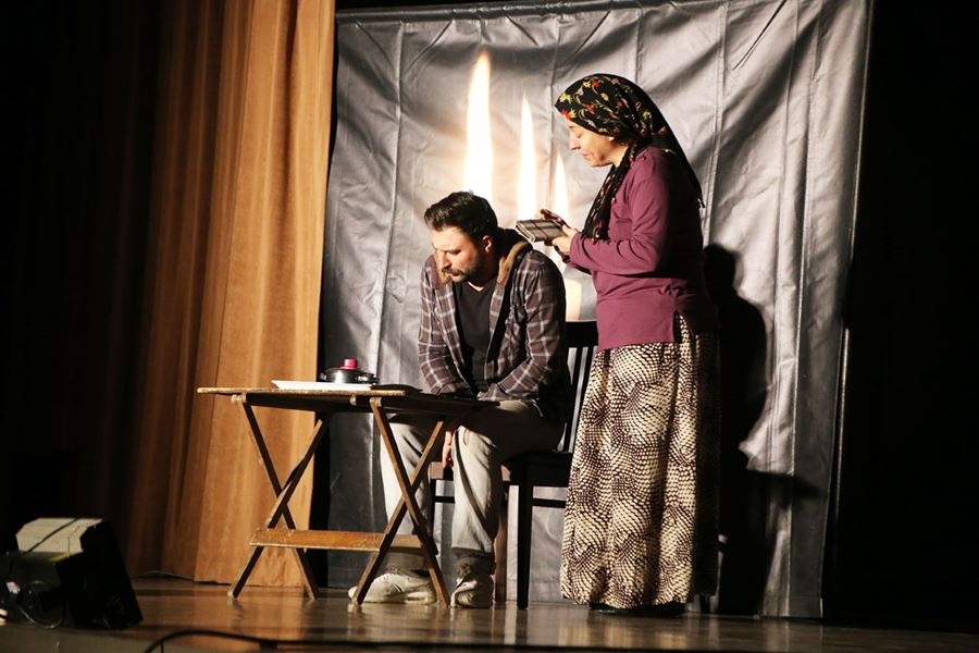 Karaman'da 'Pembe Aslında Siyahtır' Tiyatro Oyunu Sahnelendi 7