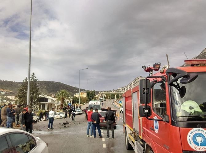 Antalya'da Trafik Kazası: 6 yaralı 2