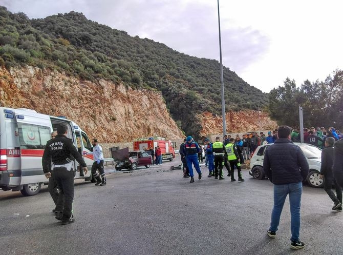 Antalya'da Trafik Kazası: 6 yaralı 4