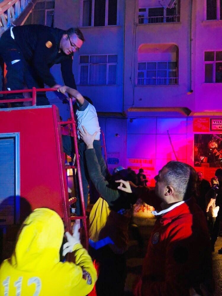 Aksaray’da Korkutan Yangın: 32 Kişi Mahsur Kaldı 13