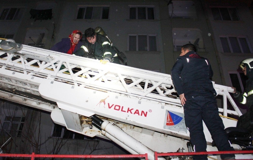 Aksaray’da Korkutan Yangın: 32 Kişi Mahsur Kaldı 7