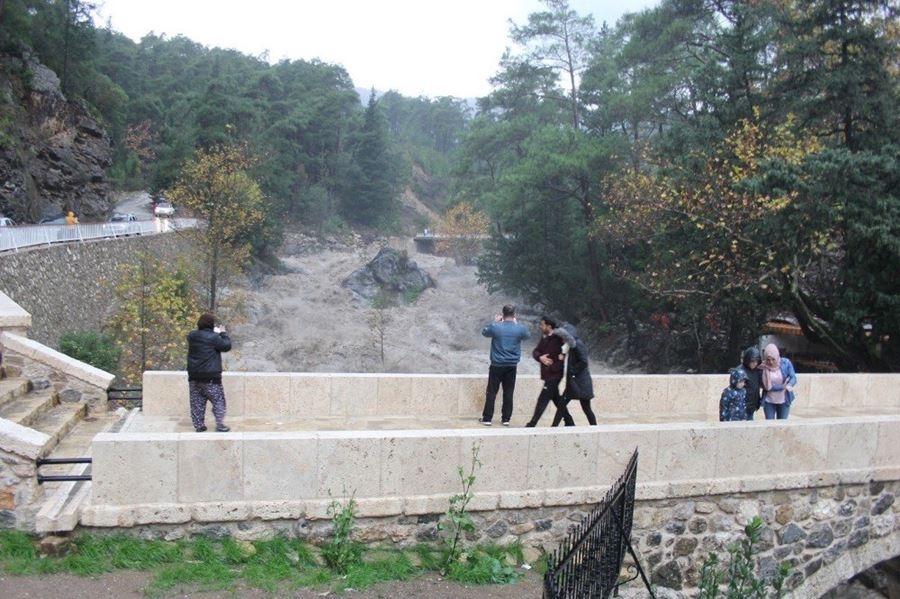 Antalya'da Kuvvetli Yağış Sel Ve Su Baskınlarına Neden Oldu 2