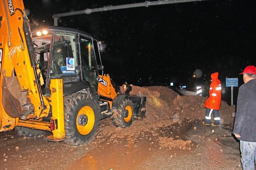 Antalya'da Kuvvetli Yağış Sel Ve Su Baskınlarına Neden Oldu 4