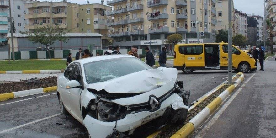 Antalya'da Zincirleme Trafik Kazası: 5 Yaralı