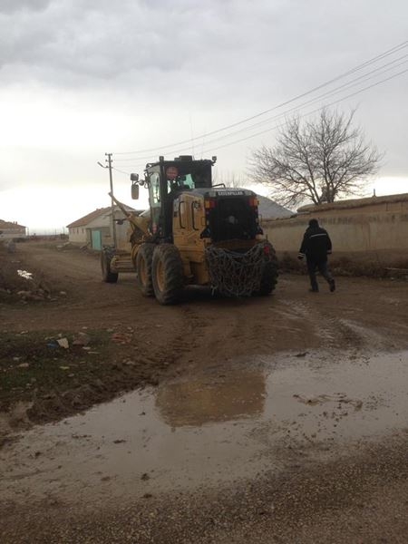 Karaman'da Köy Yollarındaki Kumlama Çalışmaları Devam Ediyor 1