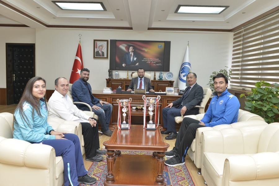 Antalya'da Düzenlenen Müsabakalardan Kupa İle Dönen KMÜ öğrencilerini Me 1