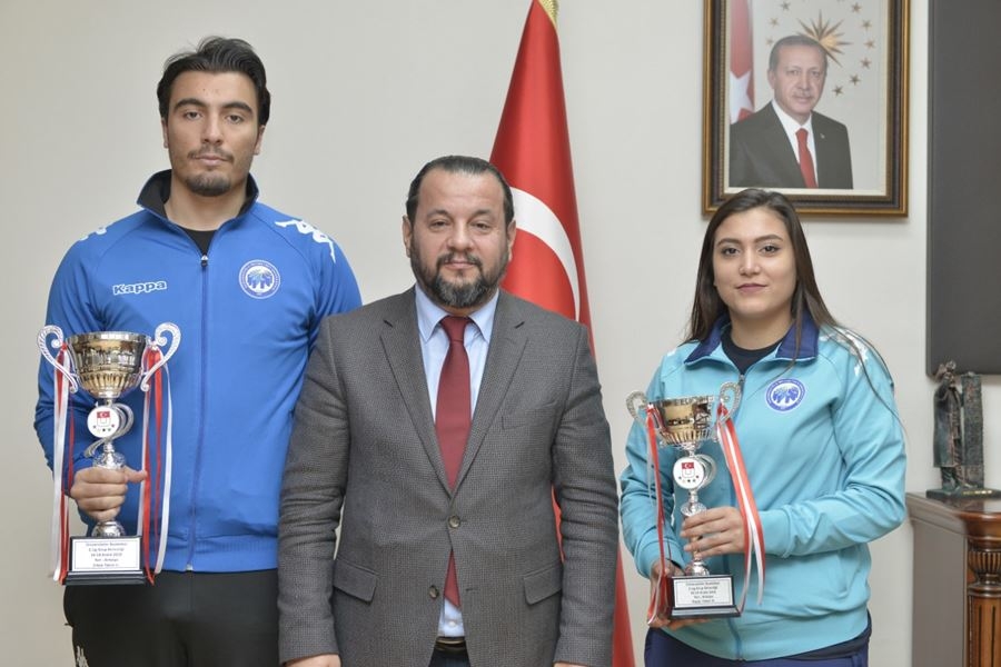 Antalya'da Düzenlenen Müsabakalardan Kupa İle Dönen KMÜ öğrencilerini Me 2