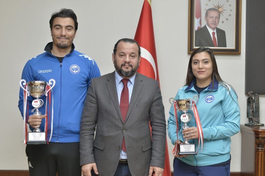 Antalya'da Düzenlenen Müsabakalardan Kupa İle Dönen KMÜ öğrencilerini Me 3