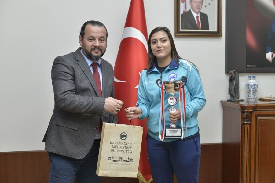 Antalya'da Düzenlenen Müsabakalardan Kupa İle Dönen KMÜ öğrencilerini Me 6