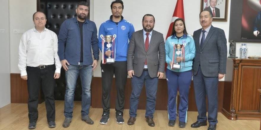 Antalya'da Düzenlenen Müsabakalardan Kupa İle Dönen KMÜ öğrencilerini Me