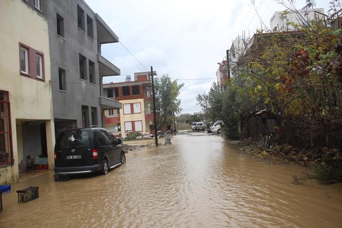 Manavgat’ta Yağmur Sebebiyle Dere Ve Kanallar Taştı 11