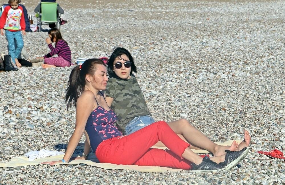 Yağmur Ve Fırtınanın Ardından Güneşi Görenler Çakıl Taşlarına Uzanıp Uyu 1