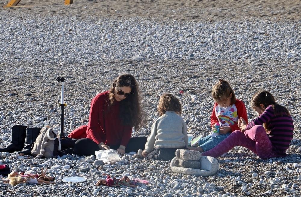 Yağmur Ve Fırtınanın Ardından Güneşi Görenler Çakıl Taşlarına Uzanıp Uyu 8