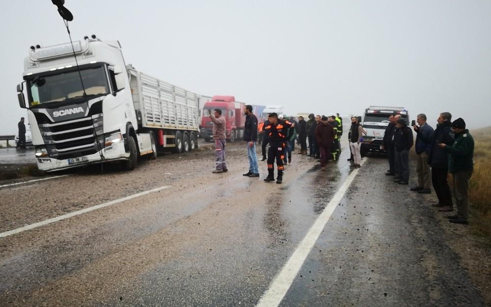 Aksaray’da Sisli Havada 10 Araç Birbirine Girdi: 2 Yaralı 11