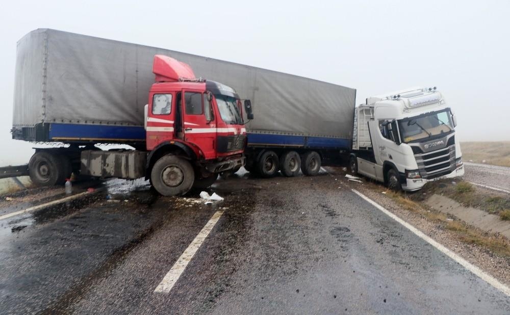 Aksaray’da Sisli Havada 10 Araç Birbirine Girdi: 2 Yaralı 5
