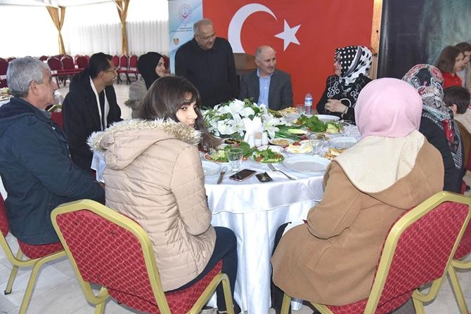 Vali Fahri Meral ve eşi Zehra Meral hanımefendi Sosyal Uyum Programı Kap 1