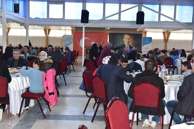 Vali Fahri Meral ve eşi Zehra Meral hanımefendi Sosyal Uyum Programı Kap 8