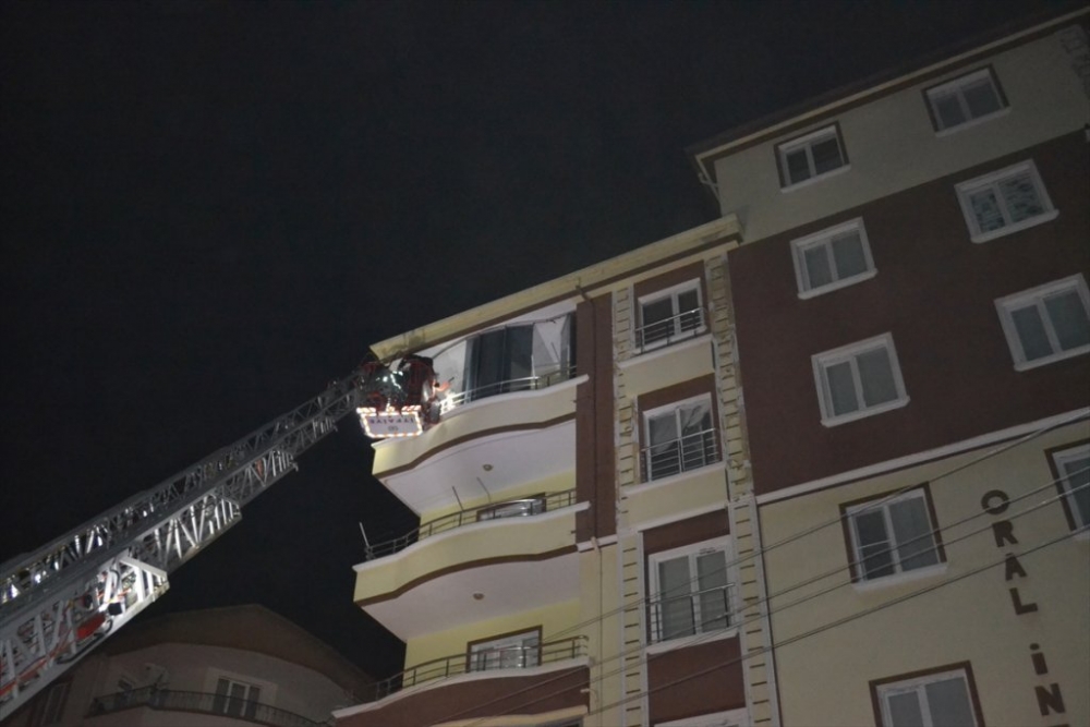 Aksaray'da Yangında Mahsur Kalanları İtfaiye Ekipleri Kurtardı 1